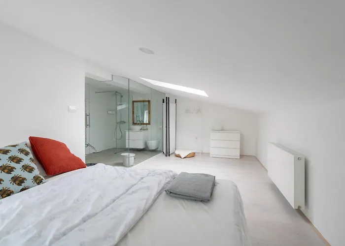 Black & White Rozna Dolina * לובליאנה